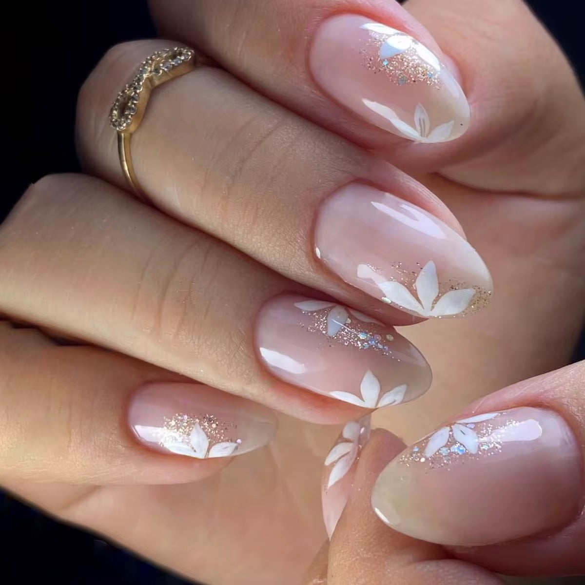 Beautiful fake nails that can be reused and printed.