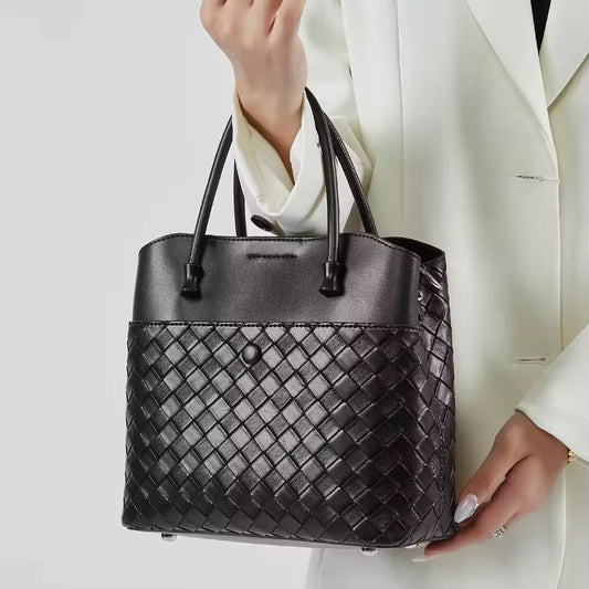 حقيبة يد نسائية كبيرة بتصميم مصمم من الجلد