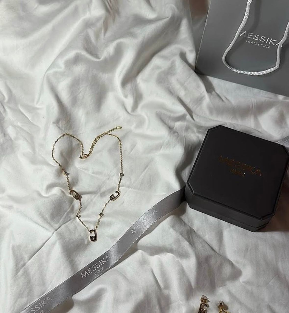 عقد مع حلق\ Fatm stor